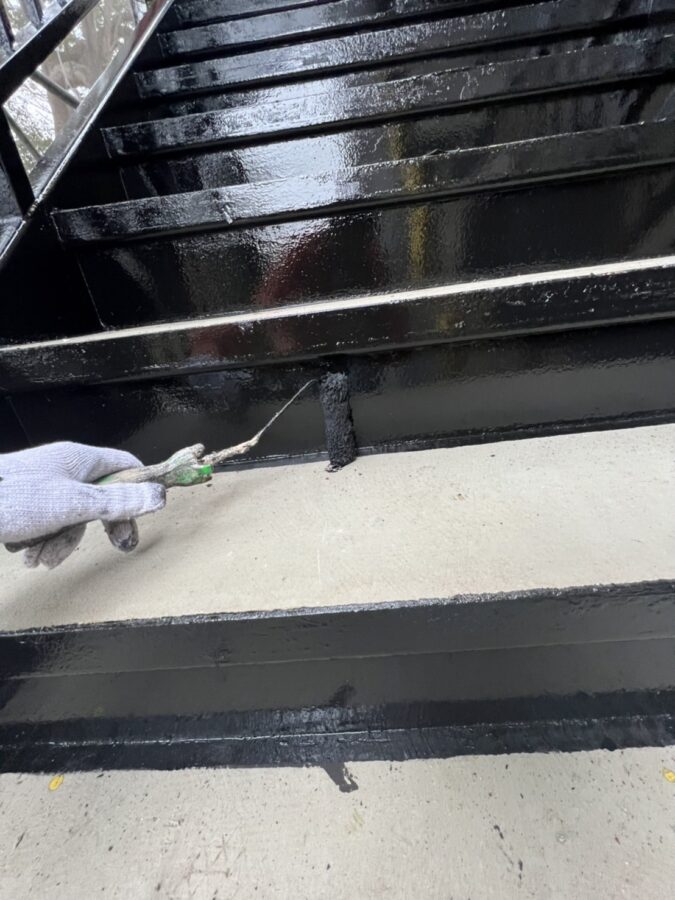 八王子市-アパート外壁屋根塗装工事鉄骨階段　上塗り